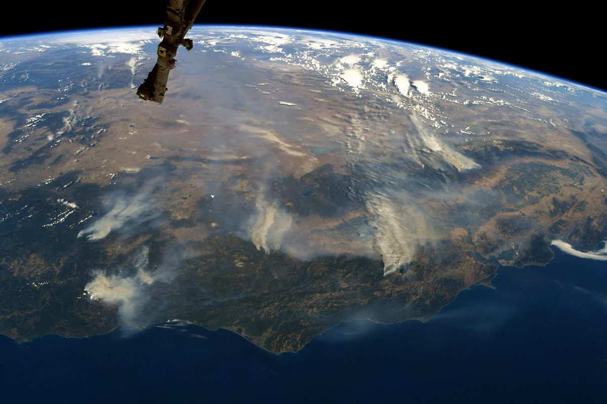 Снимки пожаров в Калифорнии из космоса